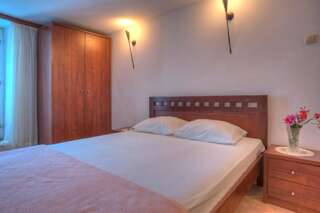 Апартаменты Apartments Porat Свети-Стефан Улучшенный трехместный номер с террасой-5