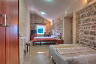 Апартаменты Apartments Porat Свети-Стефан Трехместный номер с видом на море-9